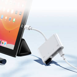 Adattatore con lettore di schede SD e TF, porta USB OTG e cavo con connettore Lightning bianco